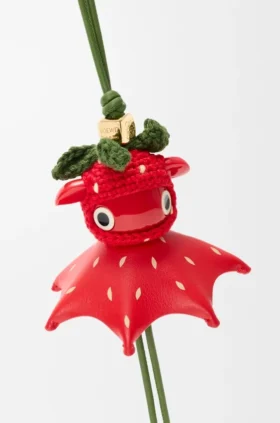 Aardbeienbedeltje van klassiek kalfsleer