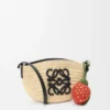 Aardbeienportemonnee van raffia en klassiek kalfsleer Aardbeienportemonnee van raffia en klassiek kalfsleer
