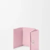 Anagram-portemonnee met drie vouwen van kalfsleer met Pebble-structuur Anagram-portemonnee met drie vouwen van kalfsleer met Pebble-structuur