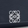 Anagram-portemonnee met drie vouwen van kalfsleer met Pebble-structuur Anagram-portemonnee met drie vouwen van kalfsleer met Pebble-structuur