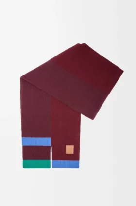 Asymmetrische sjaal van wol Asymmetrische sjaal van wol