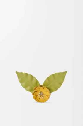 Bloemenbroche van kalfsleer