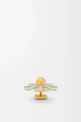 Bloemenbroche van kalfsleer
