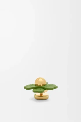 Bloemenbroche van kalfsleer