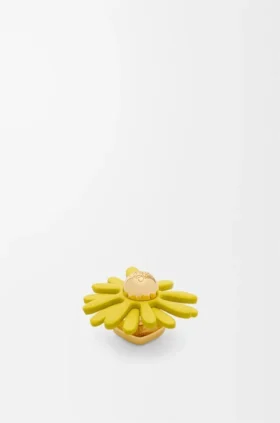 Bloemenbroche van kalfsleer