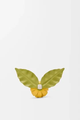 Bloemenbroche van kalfsleer