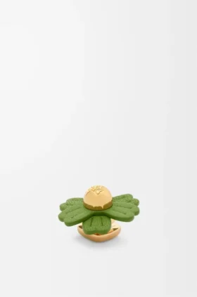Bloemenbroche van kalfsleer