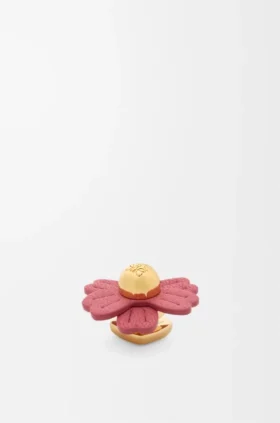 Bloemenbroche van kalfsleer