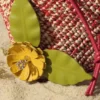 Bloemenbroche van kalfsleer Bloemenbroche van kalfsleer