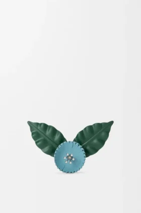 Bloemenbroche van klassiek kalfsleer Bloemenbroche van klassiek kalfsleer