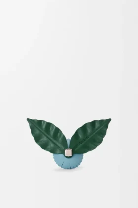 Bloemenbroche van klassiek kalfsleer Bloemenbroche van klassiek kalfsleer