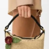 Bloemenbroche van klassiek kalfsleer Bloemenbroche van klassiek kalfsleer
