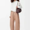 Broek met wijd uitlopende pijpen van nappa-lamsleer Broek met wijd uitlopende pijpen van nappa-lamsleer
