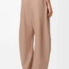 Broek met wijd uitlopende pijpen van nappa-lamsleer Broek met wijd uitlopende pijpen van nappa-lamsleer
