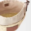 Bucket-tas met trekkoord van palmbladeren en kalfsleer