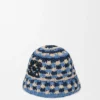Buckethoed met patch van gehaakt raffia en kalfsleer Buckethoed met patch van gehaakt raffia en kalfsleer