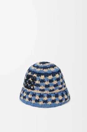 Buckethoed met patch van gehaakt raffia en kalfsleer