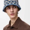 Buckethoed met patch van gehaakt raffia en kalfsleer Buckethoed met patch van gehaakt raffia en kalfsleer
