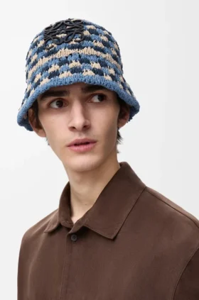 Buckethoed met patch van gehaakt raffia en kalfsleer