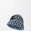 Buckethoed met patch van gehaakt raffia en kalfsleer Buckethoed met patch van gehaakt raffia en kalfsleer