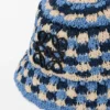 Buckethoed met patch van gehaakt raffia en kalfsleer Buckethoed met patch van gehaakt raffia en kalfsleer