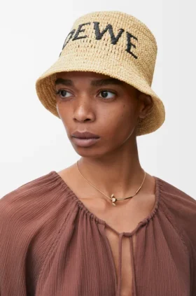 Buckethoed van raffia