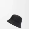 Buckethoed van raffia en kalfsleer Buckethoed van raffia en kalfsleer