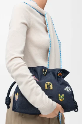 Cats medium Flamenco-clutch van geborduurd denim