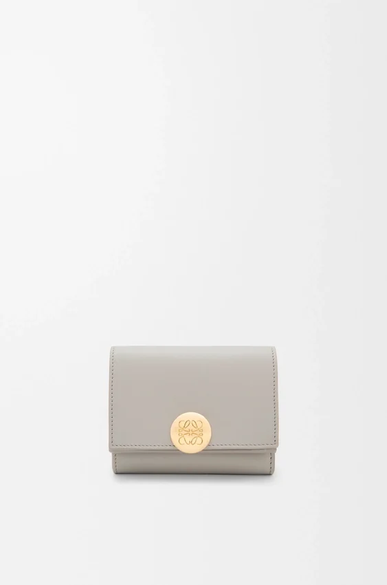 Drievoudig opvouwbare portemonnee met Pebble-motief van glanzend nappa-kalfsleer Drievoudig opvouwbare portemonnee met Pebble-motief van glanzend nappa-kalfsleer
