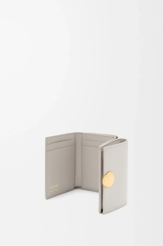 Drievoudig opvouwbare portemonnee met Pebble-motief van glanzend nappa-kalfsleer Drievoudig opvouwbare portemonnee met Pebble-motief van glanzend nappa-kalfsleer