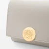 Drievoudig opvouwbare portemonnee met Pebble-motief van glanzend nappa-kalfsleer Drievoudig opvouwbare portemonnee met Pebble-motief van glanzend nappa-kalfsleer