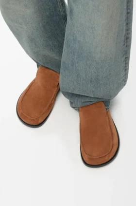 Flexible loafer van suède