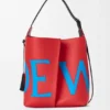 Grote Bilbao-bucket met oversized logo van glad kalfsleer Grote Bilbao-bucket met oversized logo van glad kalfsleer