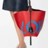 Grote Bilbao-bucket met oversized logo van glad kalfsleer Grote Bilbao-bucket met oversized logo van glad kalfsleer