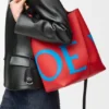 Grote Bilbao-bucket met oversized logo van glad kalfsleer Grote Bilbao-bucket met oversized logo van glad kalfsleer