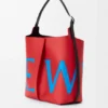 Grote Bilbao-bucket met oversized logo van glad kalfsleer Grote Bilbao-bucket met oversized logo van glad kalfsleer