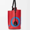 Grote Bilbao-bucket met oversized logo van glad kalfsleer Grote Bilbao-bucket met oversized logo van glad kalfsleer