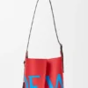 Grote Bilbao-bucket met oversized logo van glad kalfsleer Grote Bilbao-bucket met oversized logo van glad kalfsleer