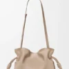 Grote Flamenco-clutch van nappa-kalfsleer Grote Flamenco-clutch van nappa-kalfsleer