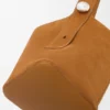 Grote Pebble Bucket bag van suède kalfsleer Grote Pebble Bucket bag van suède kalfsleer