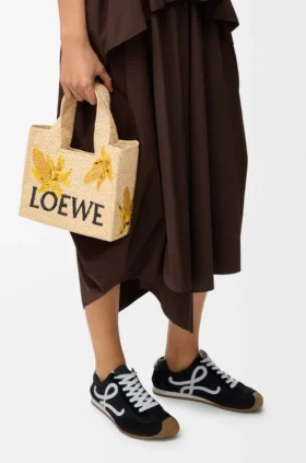 Kleine loewe Font Tote van raffia