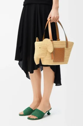 Kleine olifantenmand van raffia en kalfsleer