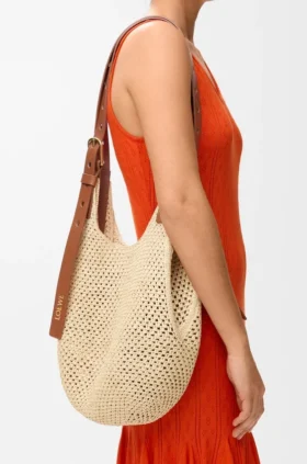 Kleine Punch Hole Hobo van raffia en kalfsleer Kleine Punch Hole Hobo van raffia en kalfsleer