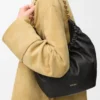 Kleine Squeeze-tas van zacht nappa-lamsleer Kleine Squeeze-tas van zacht nappa-lamsleer