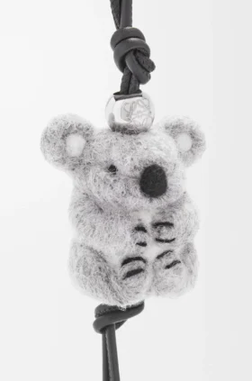 Koala-bedeltje van vilt en kalfsleer