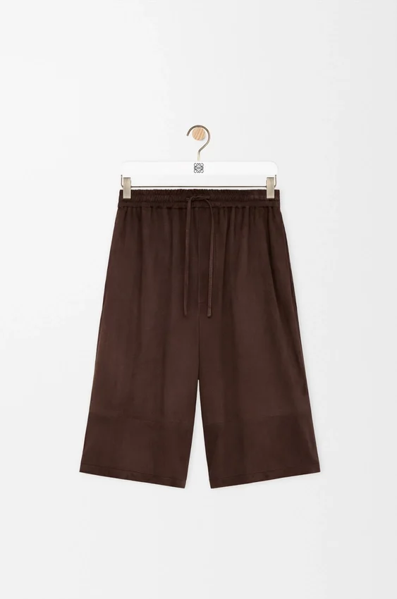 Korte broek met trekkoord van suède geitenleer Korte broek met trekkoord van suède geitenleer