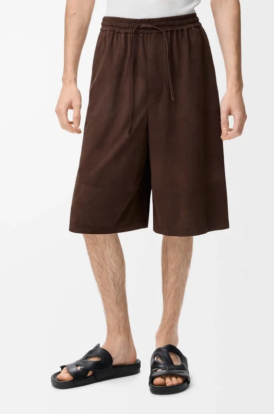 Korte broek met trekkoord van suède geitenleer Korte broek met trekkoord van suède geitenleer