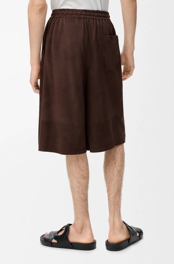 Korte broek met trekkoord van suède geitenleer Korte broek met trekkoord van suède geitenleer