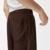 Korte broek met trekkoord van suède geitenleer Korte broek met trekkoord van suède geitenleer