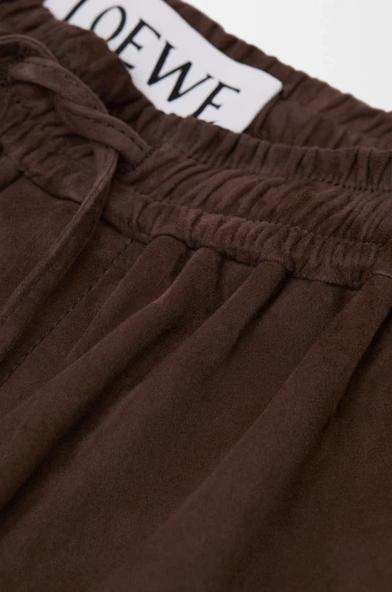 Korte broek met trekkoord van suède geitenleer Korte broek met trekkoord van suède geitenleer